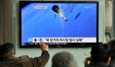 South Korean people watch a TV screen showing a graphic of North Korea's rocket launch, at a train station in Seoul on April 13, 2012. &nbsp;Photo: AFP