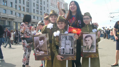Victory Day 2015 Moscow Crowd Photo 02